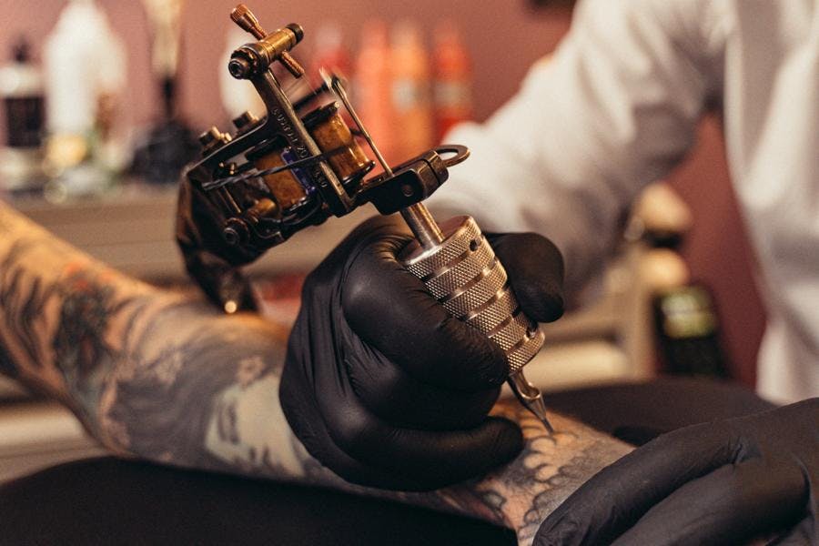 Tattoo machine and tattoo artist