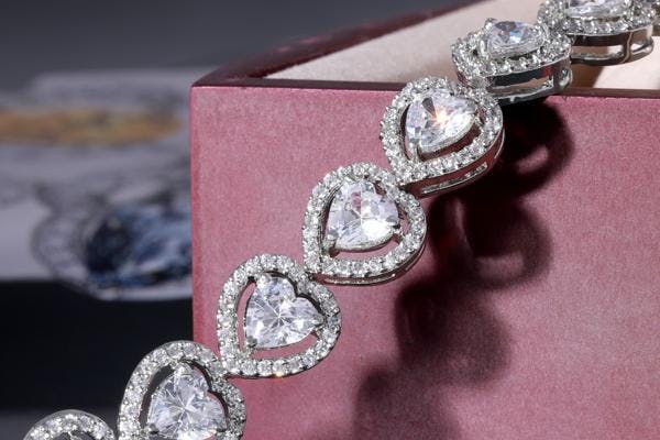Heart-shaped diamond bracelet